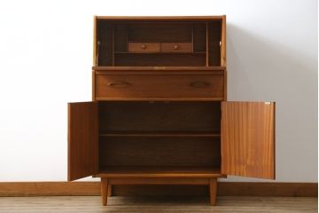 ヴィンテージ家具　北欧ビンテージ　チーク材　木の温もりとスタイリッシュで飽きのこないデザインが魅力のライティングビューロー(簿記机、在宅ワーク、在宅用デスク)(R-065877)