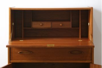 ヴィンテージ家具　北欧ビンテージ　チーク材　木の温もりとスタイリッシュで飽きのこないデザインが魅力のライティングビューロー(簿記机、在宅ワーク、在宅用デスク)(R-065877)