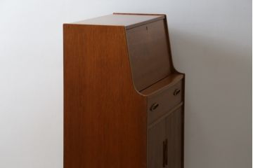 ヴィンテージ家具　北欧ビンテージ　チーク材　木の温もりとスタイリッシュで飽きのこないデザインが魅力のライティングビューロー(簿記机、在宅ワーク、在宅用デスク)(R-065877)