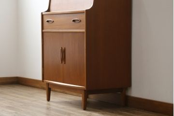 ヴィンテージ家具　北欧ビンテージ　チーク材　木の温もりとスタイリッシュで飽きのこないデザインが魅力のライティングビューロー(簿記机、在宅ワーク、在宅用デスク)(R-065877)