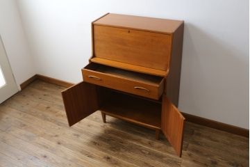 ヴィンテージ家具　北欧ビンテージ　チーク材　木の温もりとスタイリッシュで飽きのこないデザインが魅力のライティングビューロー(簿記机、在宅ワーク、在宅用デスク)(R-065877)