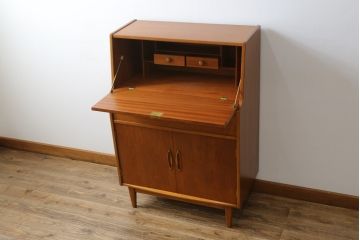 ヴィンテージ家具　北欧ビンテージ　チーク材　木の温もりとスタイリッシュで飽きのこないデザインが魅力のライティングビューロー(簿記机、在宅ワーク、在宅用デスク)(R-065877)