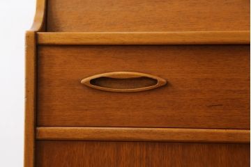 ヴィンテージ家具　北欧ビンテージ　チーク材　木の温もりとスタイリッシュで飽きのこないデザインが魅力のライティングビューロー(簿記机、在宅ワーク、在宅用デスク)(R-065877)