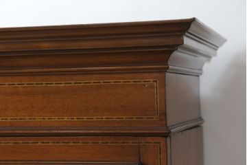 イギリスアンティーク　マホガニー材　美しい象嵌入りの縦型キャビネット(収納棚、戸棚、ブックケース、本箱、飾り棚、カップボード、食器棚、英国)(R-065879)