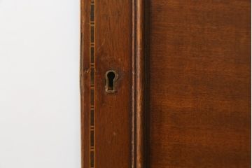 イギリスアンティーク　マホガニー材　美しい象嵌入りの縦型キャビネット(収納棚、戸棚、ブックケース、本箱、飾り棚、カップボード、食器棚、英国)(R-065879)