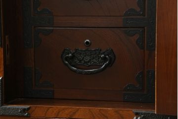 中古　美品　国産手造り家具　ケヤキ(欅)材　2way　置き箪笥としても使える堂々たる風格が漂う車箪笥(衣装箪笥、和タンス、収納たんす、整理箪笥、引き出し)(R-065885)