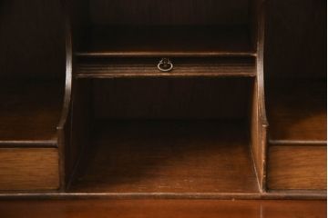 イギリスアンティーク　ウォールナット材　取り入れやすいサイズが嬉しいレザートップのスモールライティングビューロー(簿記机、在宅用、在宅ワーク、ワークデスク、サイドチェスト、英国)(R-065894)