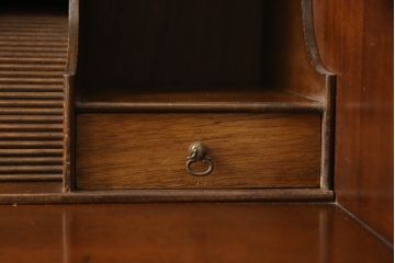 イギリスアンティーク　ウォールナット材　取り入れやすいサイズが嬉しいレザートップのスモールライティングビューロー(簿記机、在宅用、在宅ワーク、ワークデスク、サイドチェスト、英国)(R-065894)