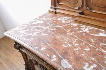 フランスアンティーク　ウォールナット材　大理石天板と素晴らしい彫刻がクラシカルな雰囲気を高めるカービングホールキャビネット(飾り棚、収納棚、店舗什器)(R-065896)