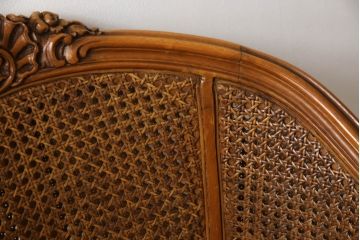フランスアンティーク　高級品!!　ビーチ材　手の込んだ造りが魅力のラタンアームチェア(イージーチェア、ラウンジチェア、1人掛けソファ、椅子、イス)(R-065897)