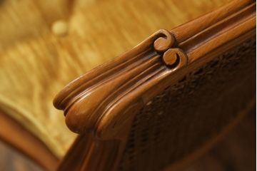 フランスアンティーク　高級品!!　ビーチ材　手の込んだ造りが魅力のラタンアームチェア(イージーチェア、ラウンジチェア、1人掛けソファ、椅子、イス)(R-065897)