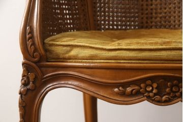 フランスアンティーク　高級品!!　ビーチ材　手の込んだ造りが魅力のラタンアームチェア(イージーチェア、ラウンジチェア、1人掛けソファ、椅子、イス)(R-065897)
