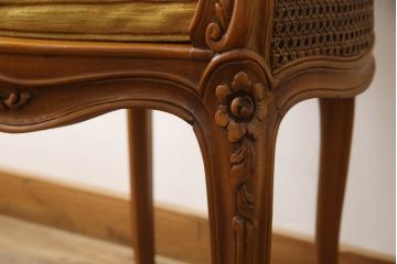 フランスアンティーク　高級品!!　ビーチ材　手の込んだ造りが魅力のラタンアームチェア(イージーチェア、ラウンジチェア、1人掛けソファ、椅子、イス)(R-065897)