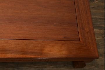 中古　超美品　カリモク(karimoku)　杉本作　唐木材　花梨(カリン)材　本漆塗り　カーブを描く脚とさり気ない彫刻デザインが粋な座卓(ローテーブル、センターテーブル)(R-065901)