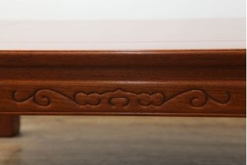 中古　超美品　カリモク(karimoku)　杉本作　唐木材　花梨(カリン)材　本漆塗り　カーブを描く脚とさり気ない彫刻デザインが粋な座卓(ローテーブル、センターテーブル)(R-065901)