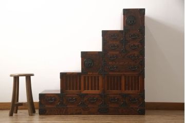 中古　美品　岩谷堂箪笥　黒々とした金具が存在感を放つ階段箪笥(和タンス、収納箪笥、引き出し)(R-065902)