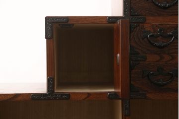 中古　美品　岩谷堂箪笥　黒々とした金具が存在感を放つ階段箪笥(和タンス、収納箪笥、引き出し)(R-065902)