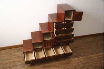 中古　美品　岩谷堂箪笥　黒々とした金具が存在感を放つ階段箪笥(和タンス、収納箪笥、引き出し)(R-065902)