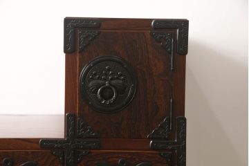 中古　美品　岩谷堂箪笥　黒々とした金具が存在感を放つ階段箪笥(和タンス、収納箪笥、引き出し)(R-065902)