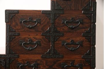 中古　美品　岩谷堂箪笥　黒々とした金具が存在感を放つ階段箪笥(和タンス、収納箪笥、引き出し)(R-065902)