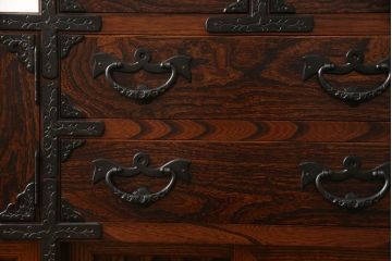 中古　美品　岩谷堂箪笥　黒々とした金具が存在感を放つ階段箪笥(和タンス、収納箪笥、引き出し)(R-065902)