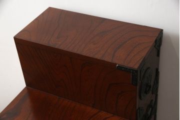 中古　美品　岩谷堂箪笥　黒々とした金具が存在感を放つ階段箪笥(和タンス、収納箪笥、引き出し)(R-065902)