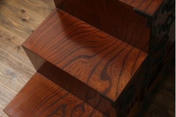 中古　美品　岩谷堂箪笥　黒々とした金具が存在感を放つ階段箪笥(和タンス、収納箪笥、引き出し)(R-065902)