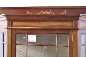 イギリスアンティーク　高級品!!　美しい象嵌入り!!凝ったデザインが魅力のマホガニー材製キャビネット(キュリオケース、ガラスケース、コレクションケース、飾り棚、陳列棚、英国)(R-065904)