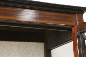 イギリスアンティーク　象嵌入り　洗練された上品な佇まいが魅力のマホガニー材製キャビネット(キュリオケース、ガラスケース、コレクションケース、飾り棚、陳列棚、英国)(R-065905)