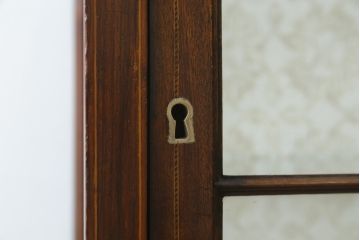イギリスアンティーク　象嵌入り　洗練された上品な佇まいが魅力のマホガニー材製キャビネット(キュリオケース、ガラスケース、コレクションケース、飾り棚、陳列棚、英国)(R-065905)