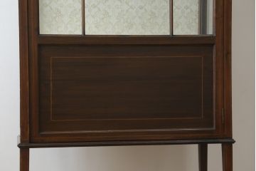 イギリスアンティーク　象嵌入り　洗練された上品な佇まいが魅力のマホガニー材製キャビネット(キュリオケース、ガラスケース、コレクションケース、飾り棚、陳列棚、英国)(R-065905)