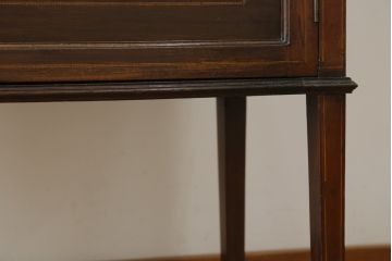 イギリスアンティーク　象嵌入り　洗練された上品な佇まいが魅力のマホガニー材製キャビネット(キュリオケース、ガラスケース、コレクションケース、飾り棚、陳列棚、英国)(R-065905)