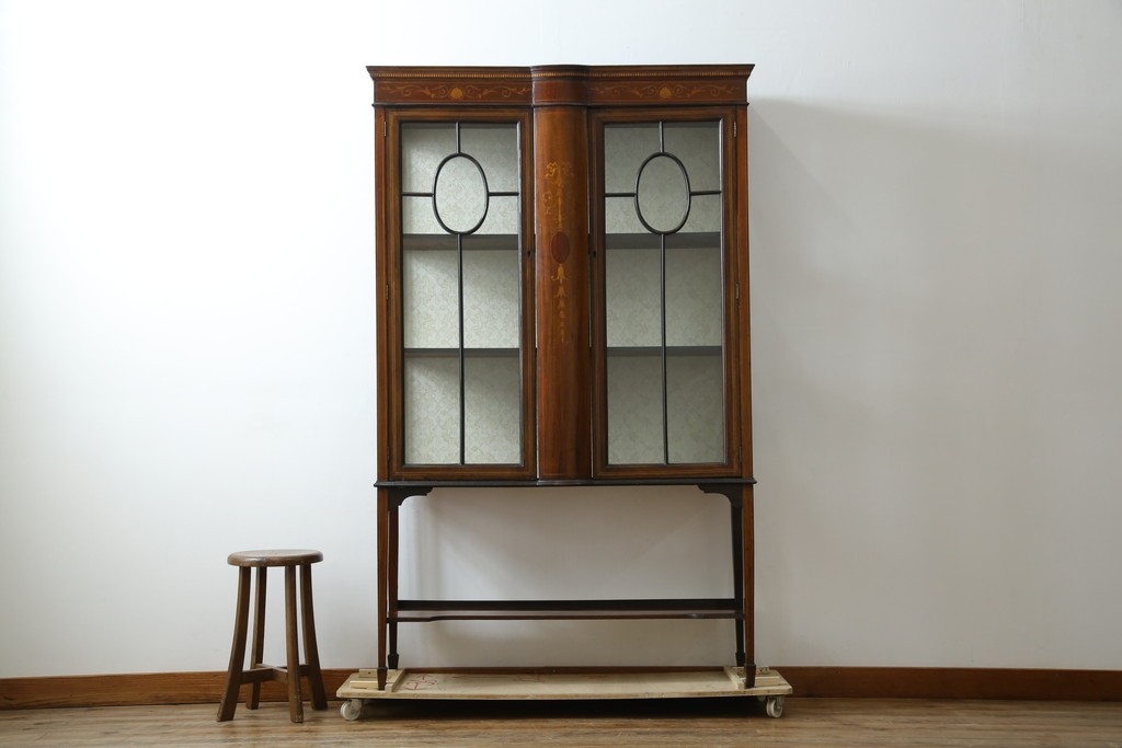 イギリスアンティーク　繊細なデザインの象嵌が美しいマホガニー材製キャビネット　(R-065906)