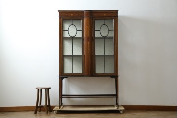 イギリスアンティーク　繊細なデザインの象嵌が美しいマホガニー材製キャビネット　(R-065906)