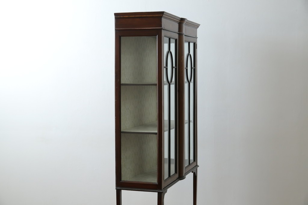 イギリスアンティーク　繊細なデザインの象嵌が美しいマホガニー材製キャビネット　(R-065906)