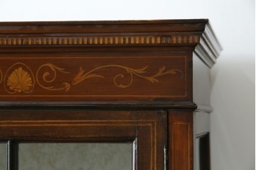 イギリスアンティーク　繊細なデザインの象嵌が美しいマホガニー材製キャビネット　(R-065906)