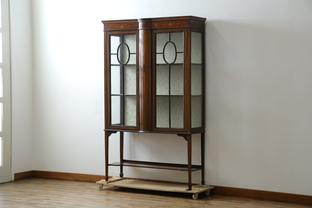 イギリスアンティーク　繊細なデザインの象嵌が美しいマホガニー材製キャビネット　(R-065906)