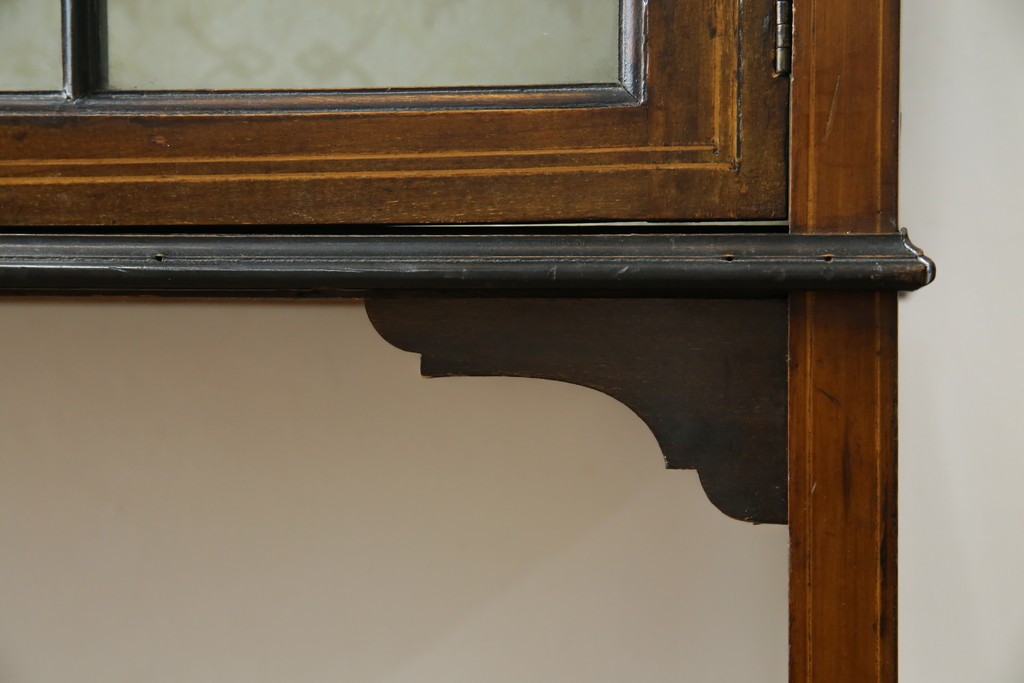 イギリスアンティーク　繊細なデザインの象嵌が美しいマホガニー材製キャビネット　(R-065906)