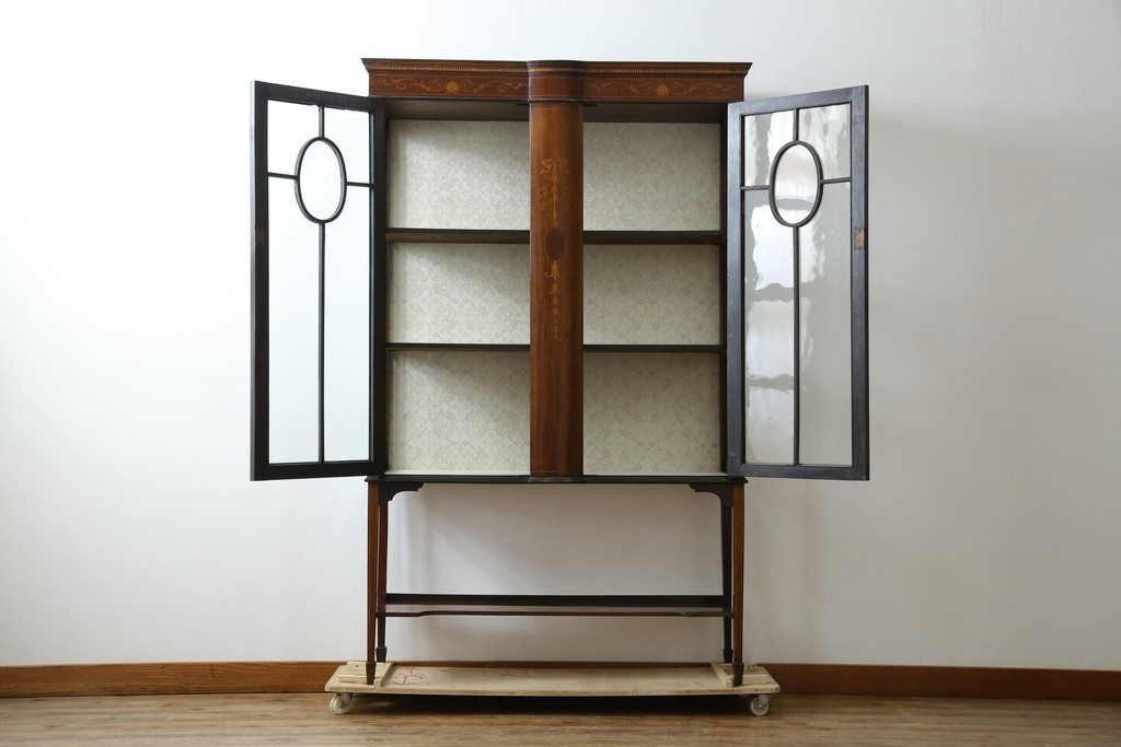 イギリスアンティーク　繊細なデザインの象嵌が美しいマホガニー材製キャビネット　(R-065906)