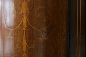 イギリスアンティーク　繊細なデザインの象嵌が美しいマホガニー材製キャビネット　(R-065906)