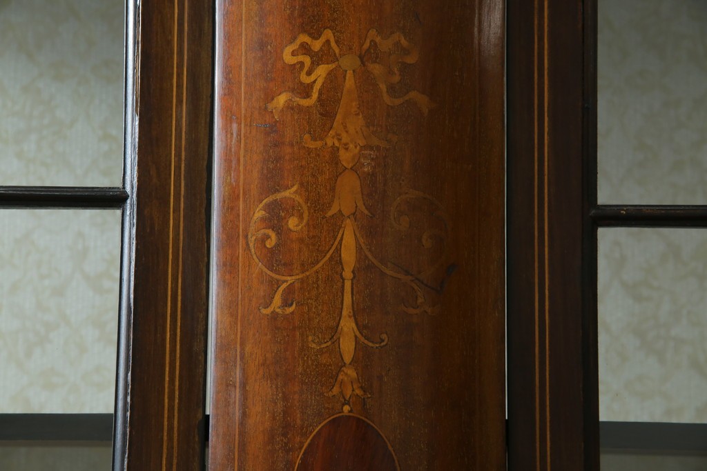 イギリスアンティーク　繊細なデザインの象嵌が美しいマホガニー材製キャビネット　(R-065906)