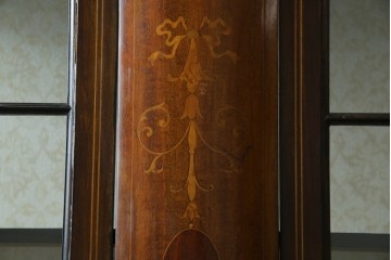 イギリスアンティーク　繊細なデザインの象嵌が美しいマホガニー材製キャビネット　(R-065906)