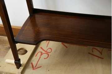 イギリスアンティーク　繊細なデザインの象嵌が美しいマホガニー材製キャビネット　(R-065906)