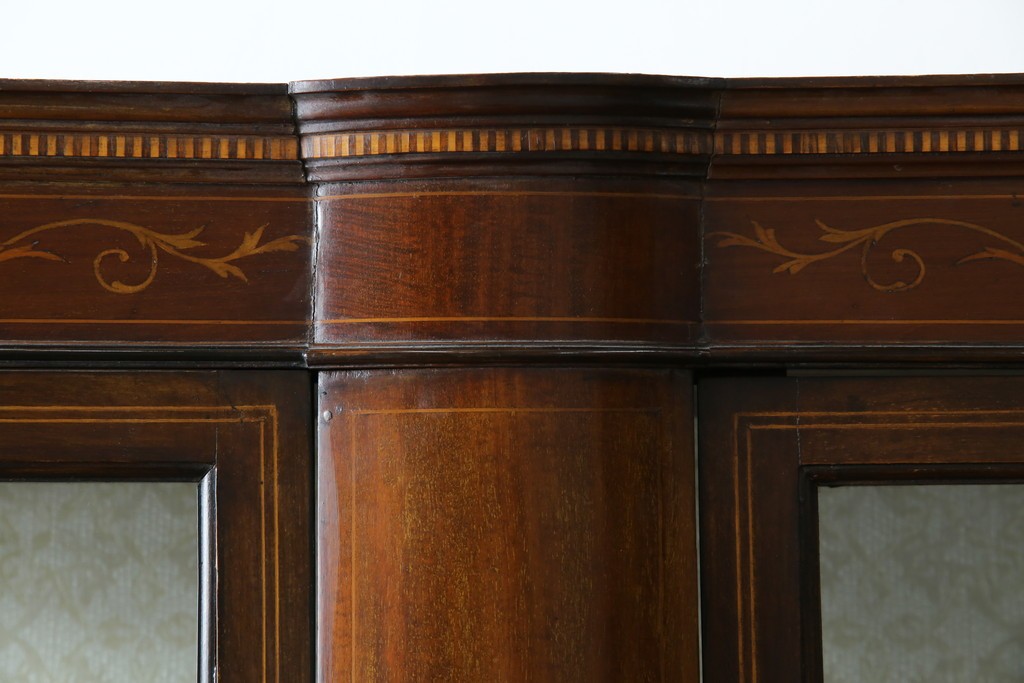 イギリスアンティーク　繊細なデザインの象嵌が美しいマホガニー材製キャビネット　(R-065906)