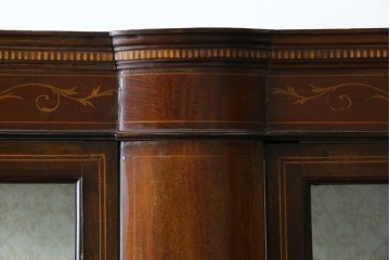 イギリスアンティーク　繊細なデザインの象嵌が美しいマホガニー材製キャビネット　(R-065906)