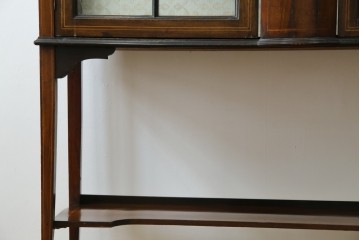 イギリスアンティーク　繊細なデザインの象嵌が美しいマホガニー材製キャビネット　(R-065906)