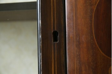 イギリスアンティーク　繊細なデザインの象嵌が美しいマホガニー材製キャビネット　(R-065906)