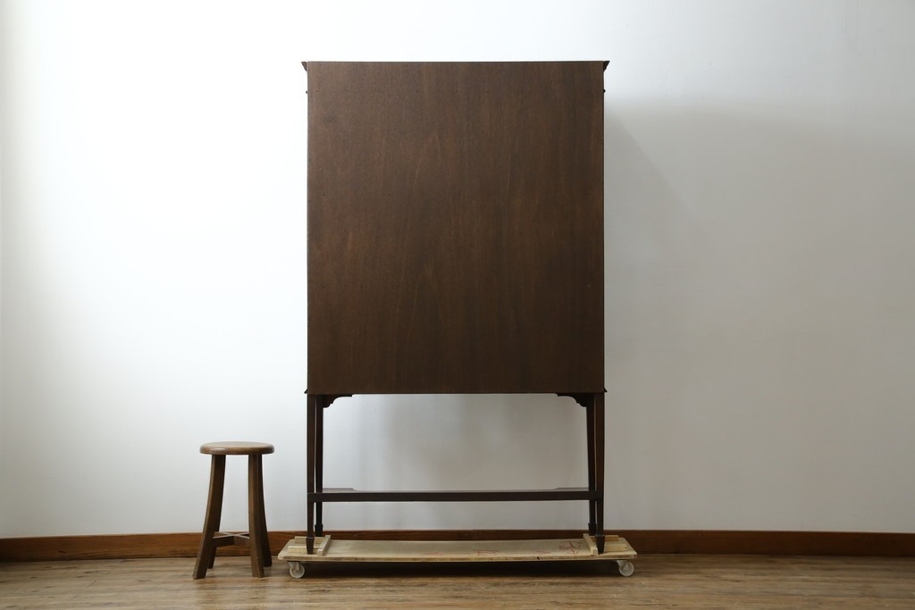 イギリスアンティーク　繊細なデザインの象嵌が美しいマホガニー材製キャビネット　(R-065906)