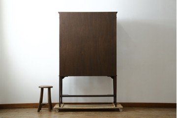 イギリスアンティーク　繊細なデザインの象嵌が美しいマホガニー材製キャビネット　(R-065906)