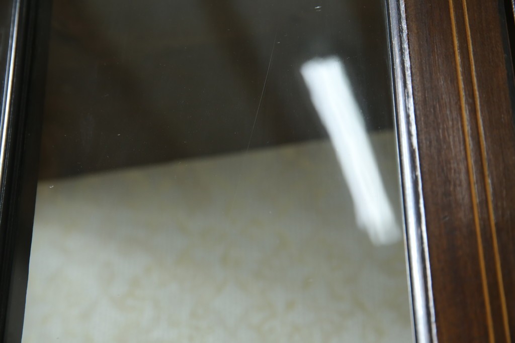 イギリスアンティーク　繊細なデザインの象嵌が美しいマホガニー材製キャビネット　(R-065906)